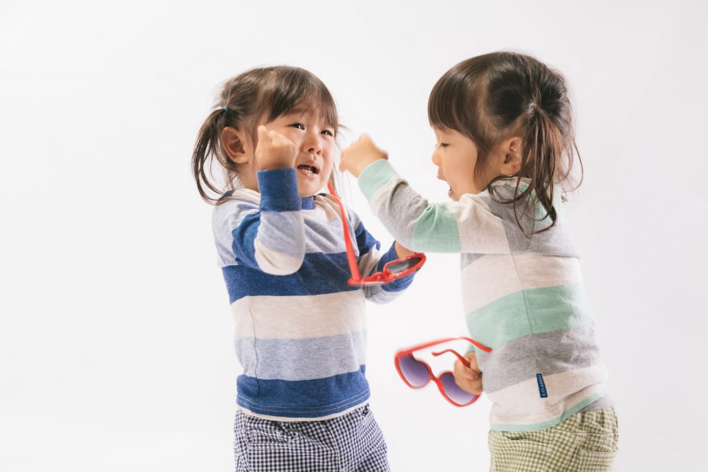 友だちとのトラブルにはどう対処する 子どもの年代別に対処法などを紹介 保育のひきだし こどもの可能性を引き出すアイデア集