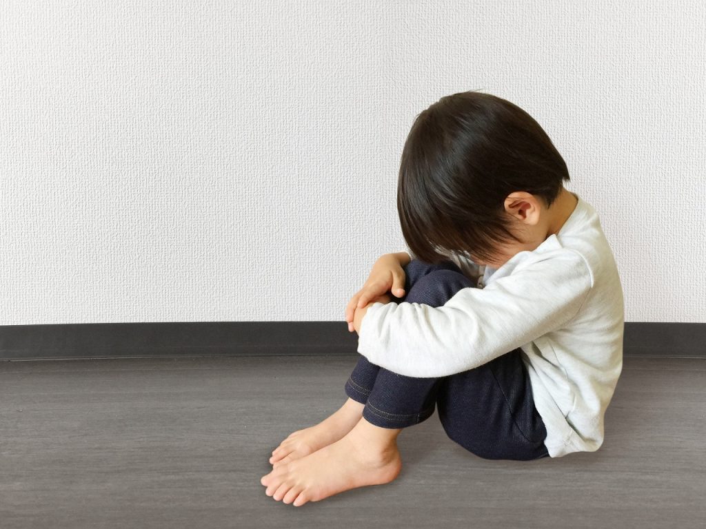 に て を しまう 子供 手 挙げ