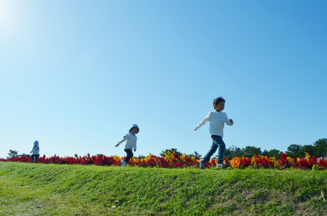 伝承遊びのねらいとは 保育の現場で積極的に取り入れたい伝承遊び 保育のひきだし こどもの可能性を引き出すアイデア集