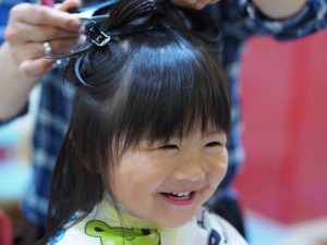 子どもの髪の失敗しない切り方とは 嫌がる時の対処法やセルフカットのコツを紹介 保育のひきだし こどもの可能性を引き出すアイデア集