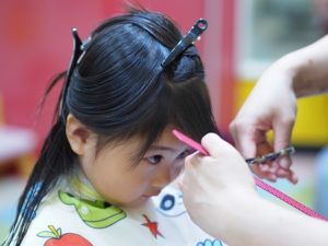 子どもの髪の失敗しない切り方とは 嫌がる時の対処法やセルフカットのコツを紹介 保育のひきだし こどもの可能性を引き出すアイデア集