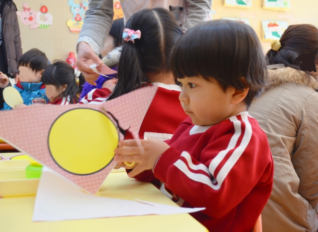 はさみの練習はいつから 教え方や子ども用はさみの選び方のポイントも紹介 保育のひきだし こどもの可能性を引き出すアイデア集 はさみの練習はいつから 教え方や子ども用はさみの選び方のポイントも紹介 保育のひきだし こどもの可能性を引き出すアイデア集