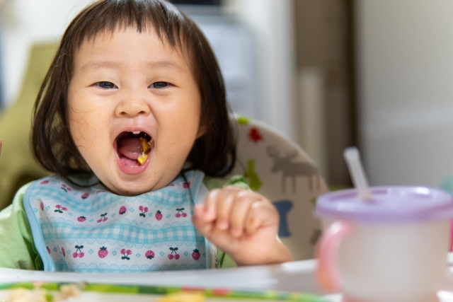 手づかみ食べはいつからはじめる スタートの仕方やおすすめレシピも紹介 保育のひきだし こどもの可能性を引き出すアイデア集