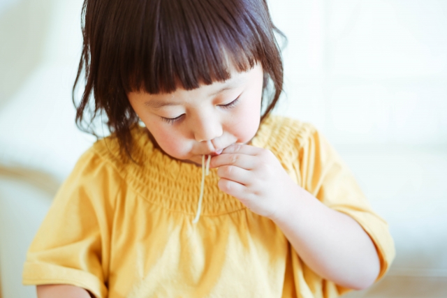 手づかみ食べはいつからはじめる スタートの仕方やおすすめレシピも紹介 保育のひきだし こどもの可能性を引き出すアイデア集 手づかみ食べはいつからはじめる スタートの仕方やおすすめレシピも紹介 保育のひきだし こどもの可能性を引き出すアイデア集