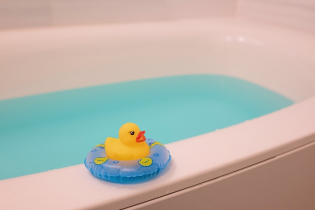 年齢別】お風呂で使えるおもちゃを紹介。子どもとのお風呂を楽しく！ | 保育のひきだし ～こどもの可能性を引き出すアイデア集～