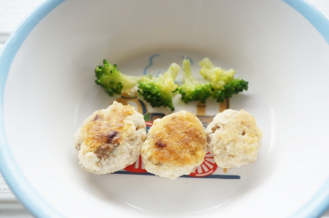 手づかみ食べはいつからはじめる スタートの仕方やおすすめレシピも紹介 保育のひきだし こどもの可能性を引き出すアイデア集 手づかみ食べはいつからはじめる スタートの仕方やおすすめレシピも紹介 保育のひきだし こどもの可能性を引き出すアイデア集